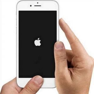 iPhone 6 hängt am Apple-Logo